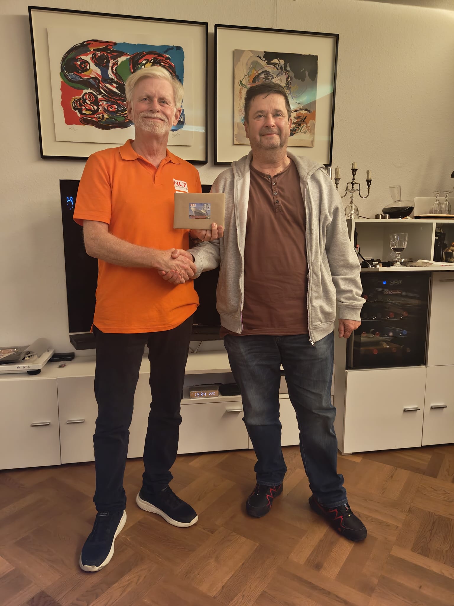 Jan-Eric Slot feliciteert Kai Heitmann met zijn erelidmaatschap